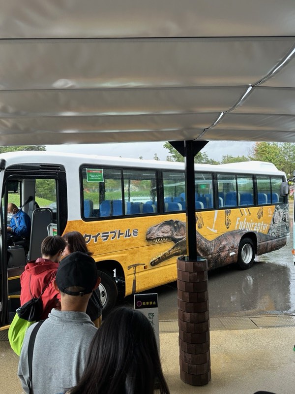 黃色福井盜龍號（フクイラプトル）專屬接駁車