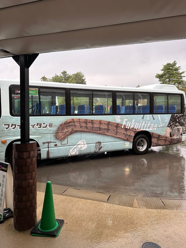 藍色福井巨龍號（フクイティタン）專屬接駁車