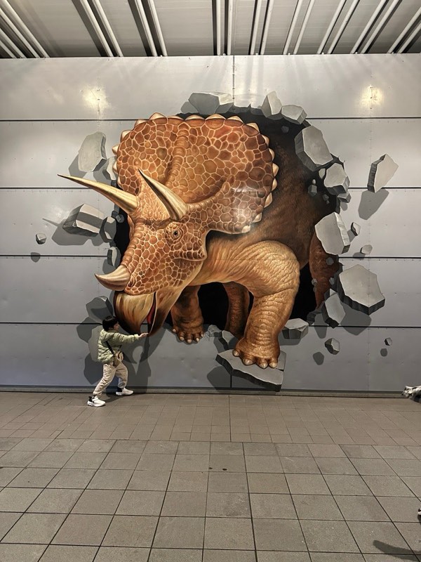 三角龍破牆壁畫