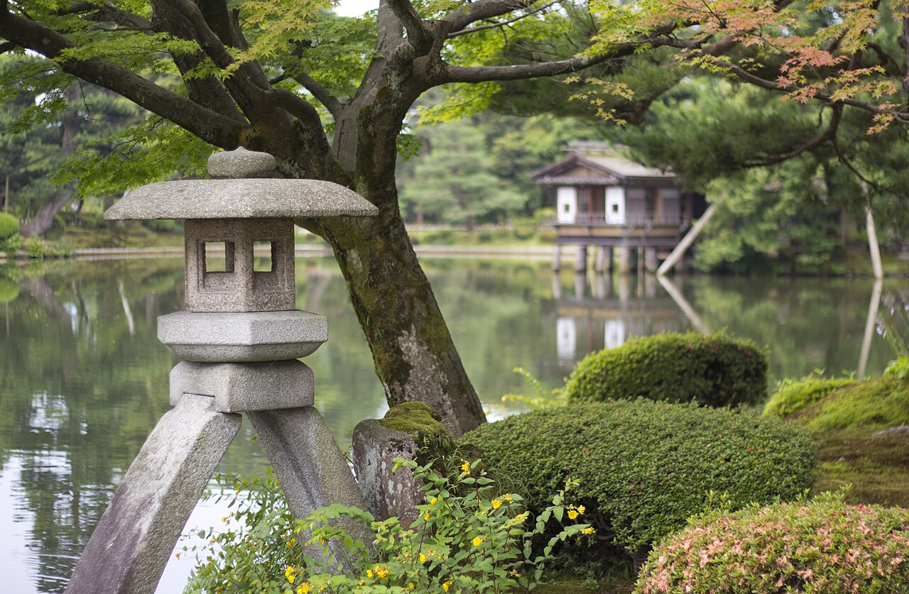 兼六園徽軫燈籠與霞之池